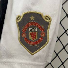 Retro Manchester United 1999/00 Home Kids Kit - Image 4